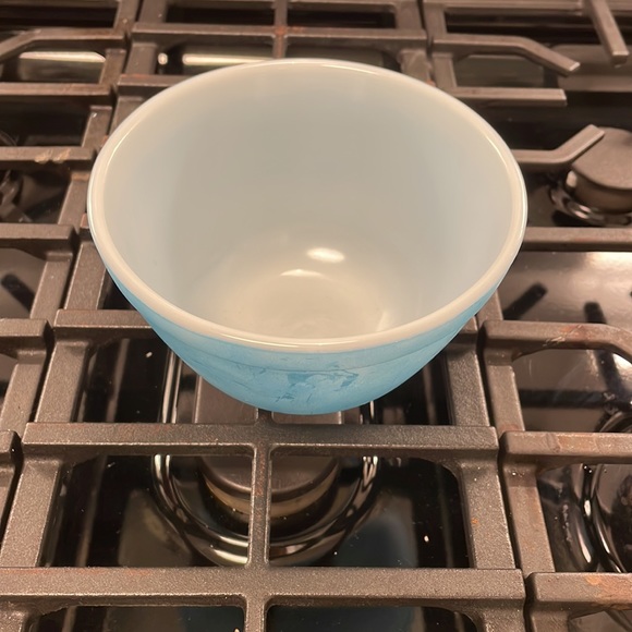 Antique blue Pyrex mixing/ nesting bowl 401 marked on bottom. - Picture 2 of 6